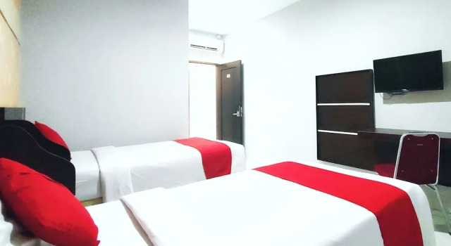 Двухместный номер Deluxe RedDoorz at Lucky Inn Panakukkang Makassar