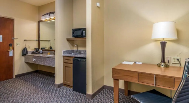 Четырёхместный номер Deluxe Best Western Plus Shamrock Inn & Suites