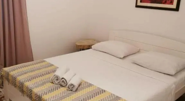 Apartment Renko - 100 m from sea, Book Lejlighed Hoteller i Split Region med parkering, Parkering