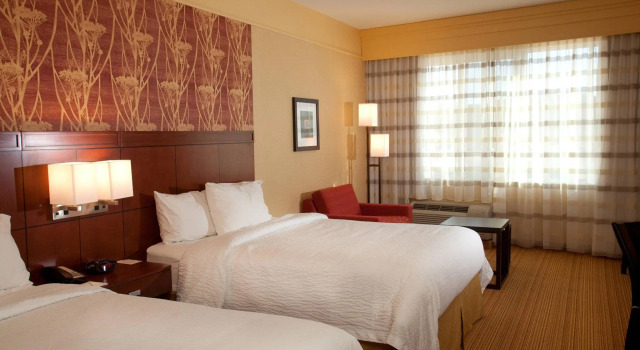 Четырёхместный номер Standard Courtyard by Marriott Lincoln Downtown