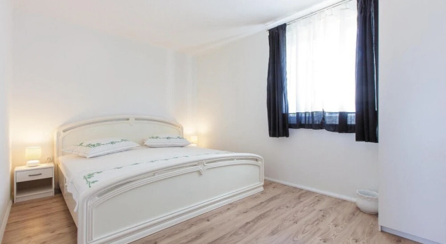 Beautiful Home in Kastel Stafilic With Wifi and 7 Bedrooms, Varaa Lomakoti Hotellit Split-Dalmatia pysäköinnillä, Pysäköinti