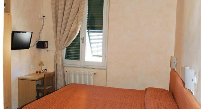 Hotel Bianca Maria, Buchen Sie Hotel Hotels in Varraze mit Pool, Schwimmbad
