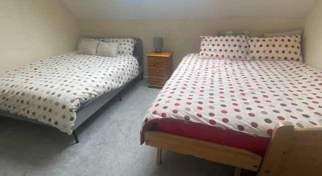 Cosy Milton Keynes Retreat With 2 Bedrooms, Забронировать Отель Отели Бакингемшир с парковкой, Парковка