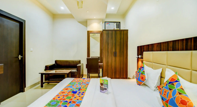 Номер Executive FabHotel Solitaire Inn