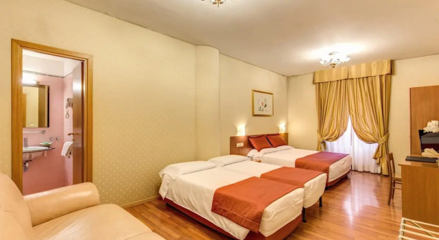 Трёхместный номер Flower Garden Hotel