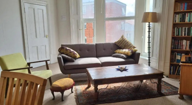 Bright, character 3 bed Apartment: 7 mins walk to sea