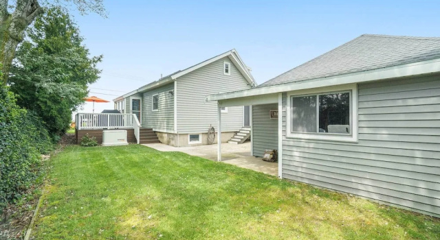 Коттедж с 3 комнатами с балконом Chic Manistee Cottage: Steps to Lake Michigan!