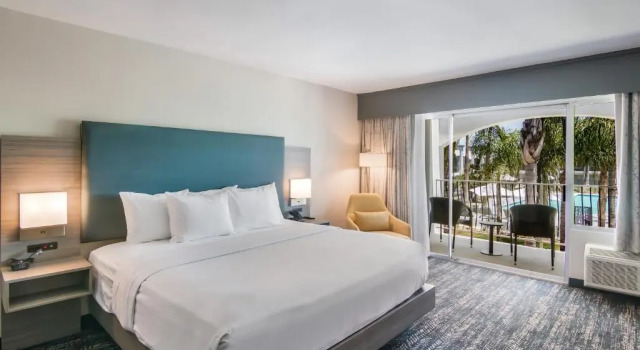 Двухместный номер Standard с видом на бассейн Hourglass Hotel, Trademark Collection by Wyndham