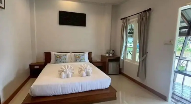Коттедж с балконом и с видом на воду Kenikar Raintree Resort Chumphon