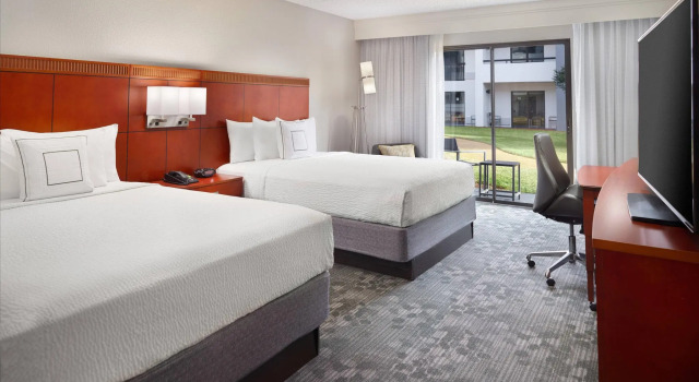 Четырёхместный номер Standard Courtyard by Marriott Atlanta Airport South/Sullivan Road