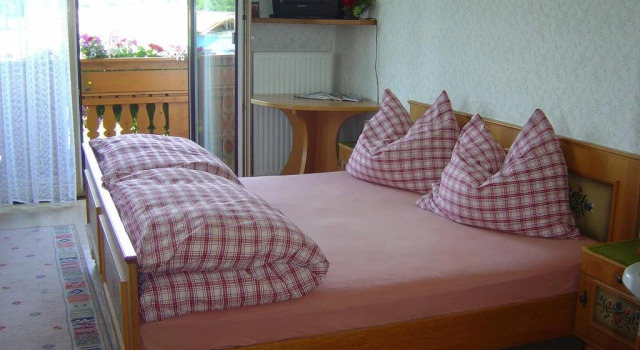Gästehaus Jedinger, Book Hotel Oberhofen am Irrsee 