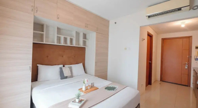 Апартаменты Standard Studio Apartment Near Kalibata Station At Woodland Park Residence