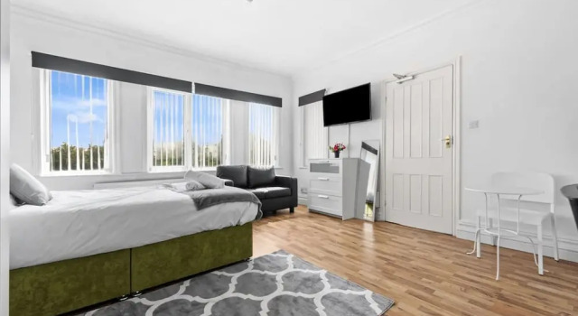 Large Modern Leeds Stay w 8 Private Ensuite Studio