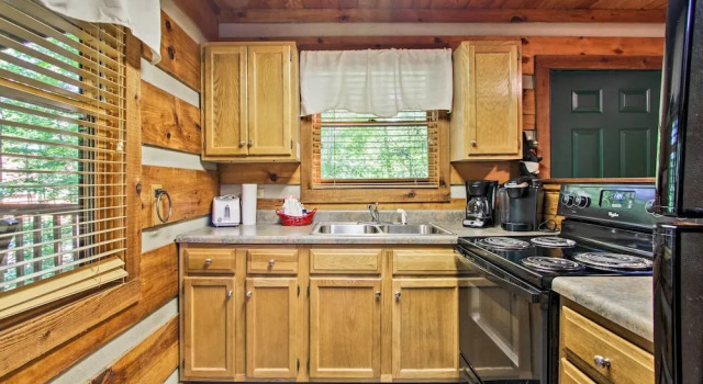Коттедж Secluded Forest Cabin, 4 Mi to Downtown Gatlinburg