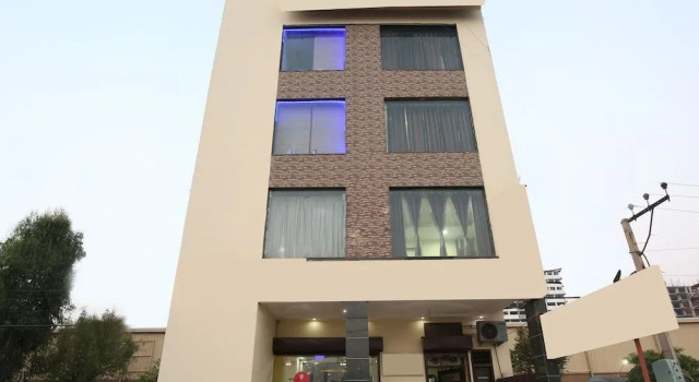 OYO 9956 Hotel Pelican Inn, Varaa Hotelli Zirakpur Haryana