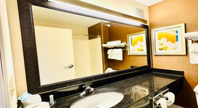 Четырёхместный номер Standard Country Inn & Suites by Radisson Bismarck Waterpark