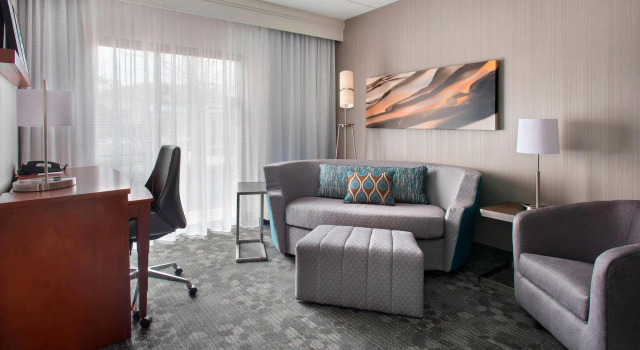 Четырёхместный люкс c 1 комнатой Courtyard by Marriott Fishkill