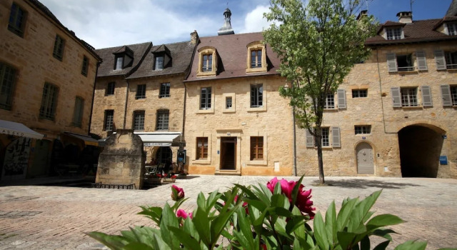 Le Grenier du Chapitre son loft avec les poutres et lappartement une chambre sans les poutres, Забронировать Отель Сарла-ла-Канеда Dodogne Valley