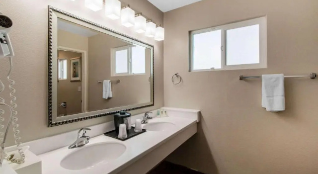Трёхместный номер Standard Ramada Bayside Inn & Suites Eureka