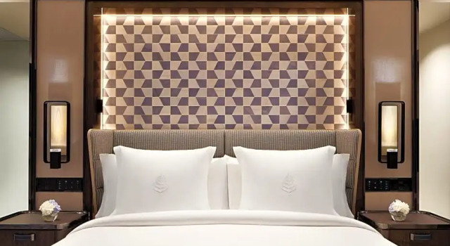 Двухместный номер Premier с видом на вершины Four Seasons Hotel Hong Kong