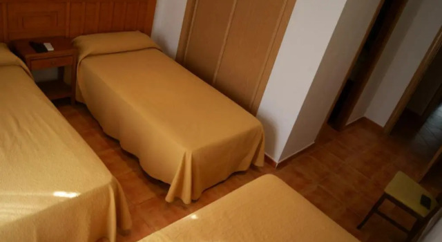 Трёхместный номер Standard с балконом Hostal Restaurante Bustos