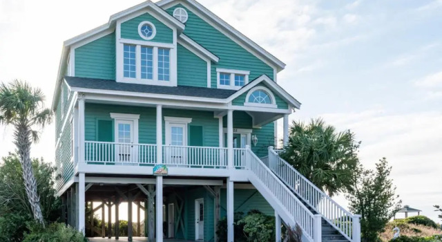 Emerald Breeze by Oak Island Accommodations, Забронировать Отель Остров Оук Северная Каролина, рядом с Пляж Касуэлл