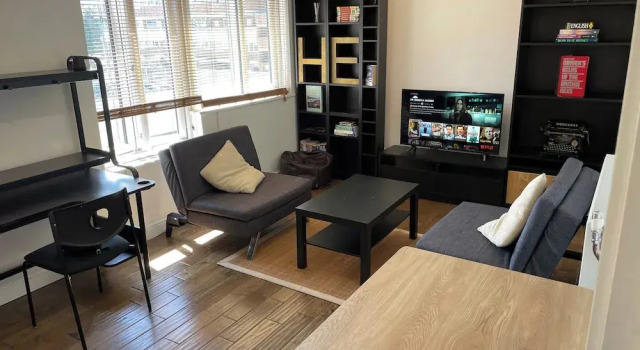 London Apartment - Sleeps 3-city Escape- Balcony, Забронировать Апартаменты/квартира Отели Лондона с парковкой, рядом с Музей диковин Виктора Винда, Парковка