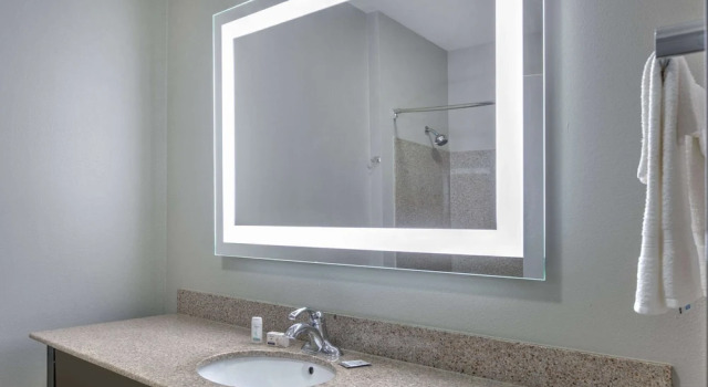 Двухместный люкс с балконом La Quinta by Wyndham Tulsa Airport / Expo Square