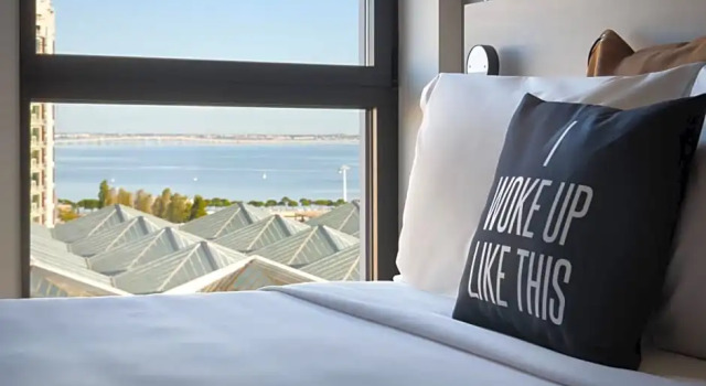 Номер Standard с видом на реку Moxy Lisboa Oriente