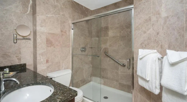 Четырёхместный номер Standard Holiday Inn Cape Cod - Hyannis by IHG