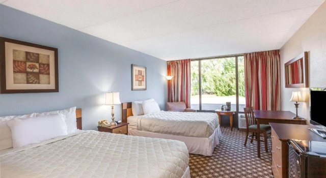 Четырёхместный номер Standard Days Inn by Wyndham Syracuse