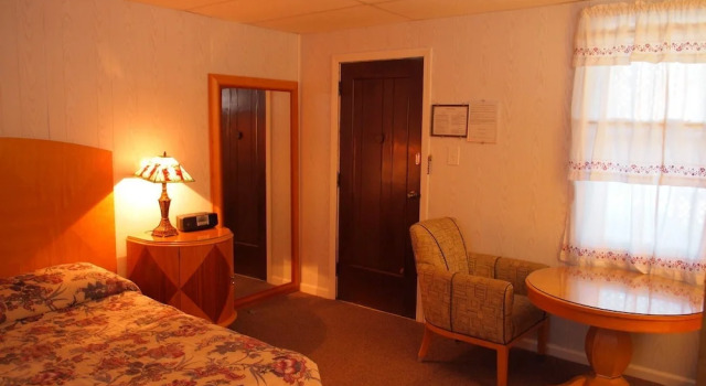 Suitcase Motel & Travel, Забронировать Мотель Отели Пляжа Вайлдвуд 3 звезды, 3*