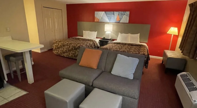 Четырёхместный номер Standard Gold Star Inn & Suites