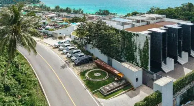 Villa Privé: 4 BR Modern Sea-View Villa in Kata