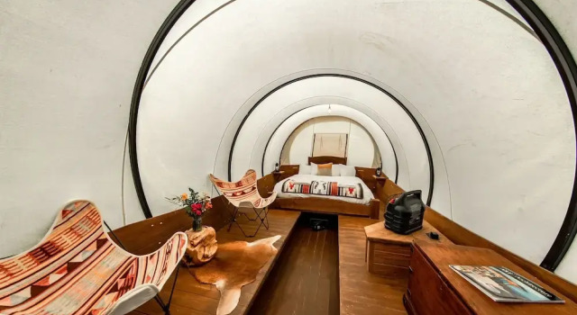 Vuode makuusalissa Conestoga Ranch Glamping Resort