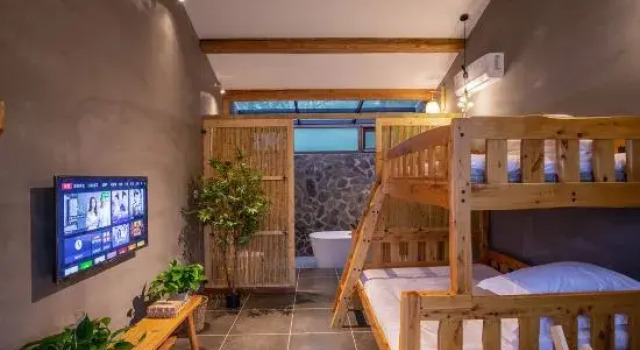 Кровать в общем номере с 4 комнатами Rongen Mountain Villa