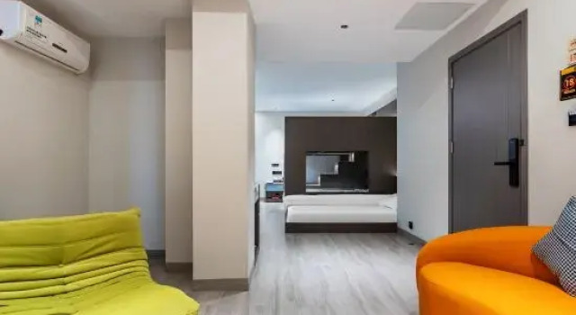 Кровать в общем номере SaiGuan Hotel