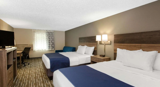 Четырёхместный номер Standard Days Inn & Suites by Wyndham Wisconsin Dells