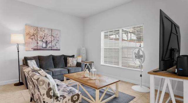 Коттедж 4BR Townhome With Pool at Storey Lake