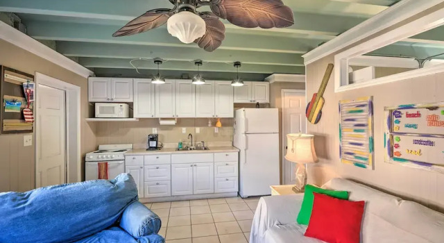 Steps to Public Beach: Panama City Condo w/ Pool, Book Lejlighed Hoteller i Lower Grand Lagoon med parkering, Parkering