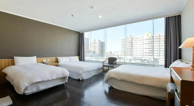 Кровать в общем номере Back Home Hotel