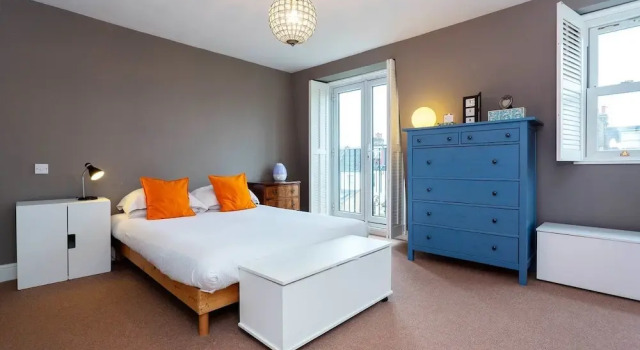 Terraced Home in Tranquil Wimbledon
