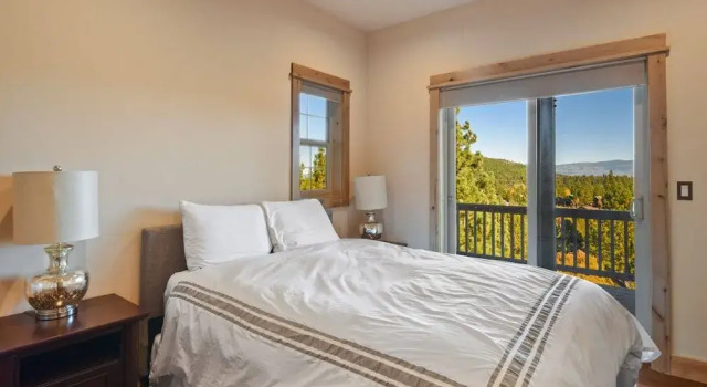 Hilltop Hideaway w/ Game Room & Forest Views!, Забронировать Дом для отпуска Траки Скво-Вэлли, рядом с Гольф-клуб Tahoe Donner