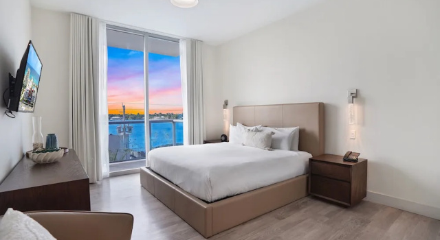 Номер Premium с 2 комнатами с балконом и с видом на гавань CH Luxury Condos & Studios On The Beach