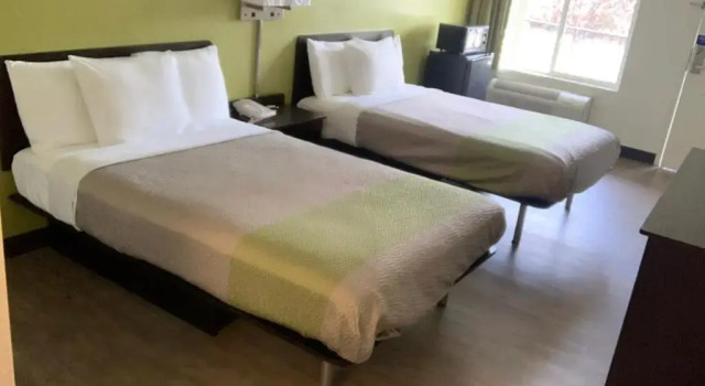 Четырёхместный номер Standard GuestHouse Inn Yakima