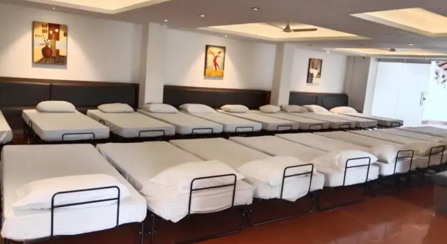 Кровать в общем номере Hotel Rajadhani