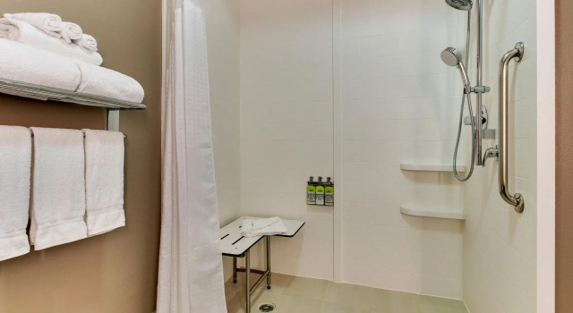 Четырёхместный люкс Holiday Inn Express & Suites Columbus - Ft Benning Maingate by IHG