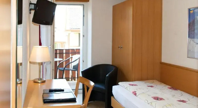 Standard Yhden hengen huone parvekkeella Hotel Rössli