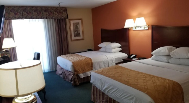 Четырёхместный люкс с балконом Days Inn & Suites by Wyndham Red Rock-Gallup