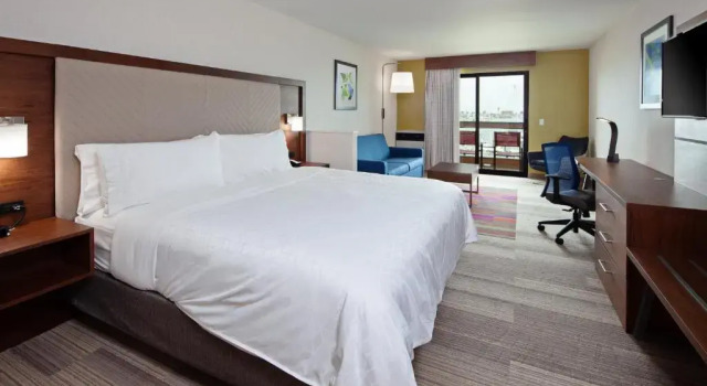 Номер Executive Holiday Inn Express Hotel & Suites Ventura Harbor by IHG